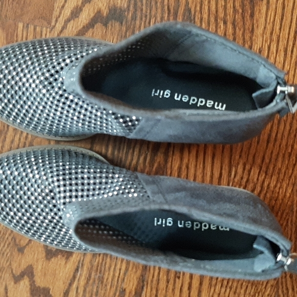 MADDEN GIRL gray print  booties "MOCCHA"  gray nubuck stacked heels sz 6 - Picture 7 of 9